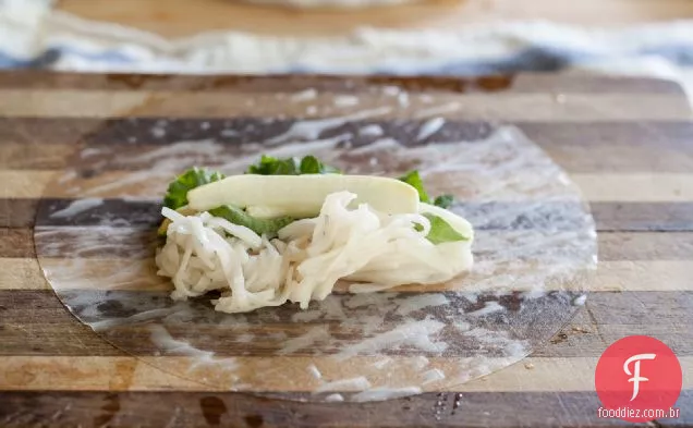 Rabanete Daikon assado e rolinhos primavera de Couve com Tahini-mel D