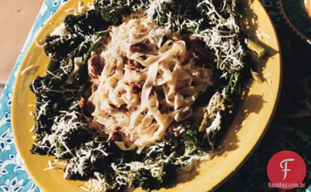 Fettuccine com salsicha, sálvia e alho crocante