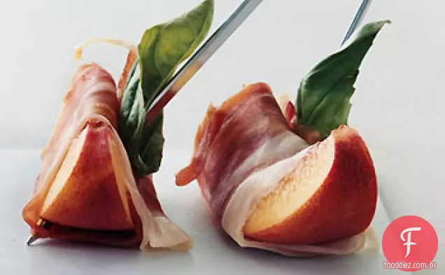 Pêssegos com presunto Serrano e manjericão
