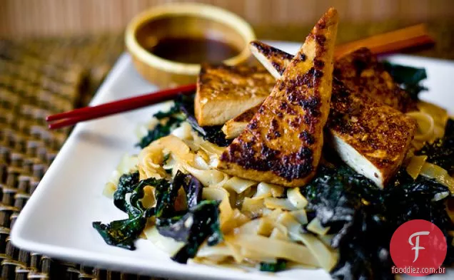 Pan tofu frito, couve e macarrão frito