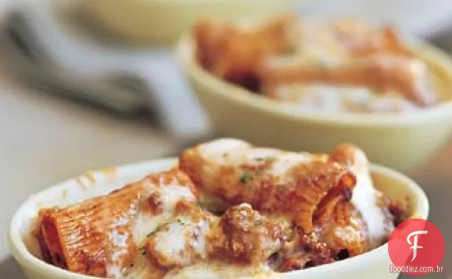 Rigatoni com queijo e salsicha italiana