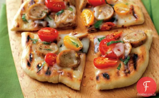 Pizza com salsicha, tomate e manjericão