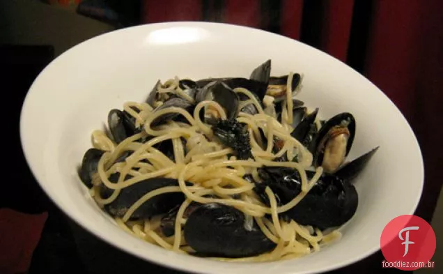 Jantar hoje à noite: Linguine com mexilhões e couve