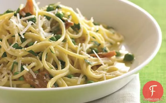 Espaguete Carbonara com barriga de porco e ervilhas frescas