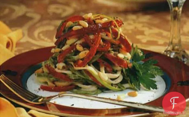 Linguine com pimentão vermelho, cebolinha e pinhão