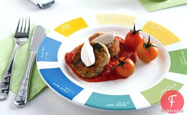 Bolos de batata de espinafre com molho de tomate assado