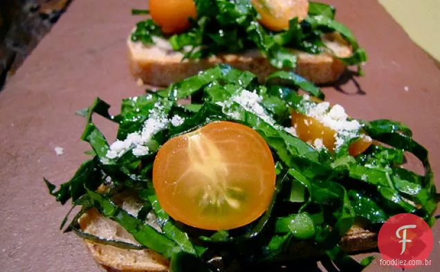 Couve Desfiada E Tomate Sungold Crostini