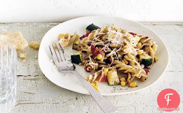 Abobrinha, milho e manjericão Fusilli com Bacon