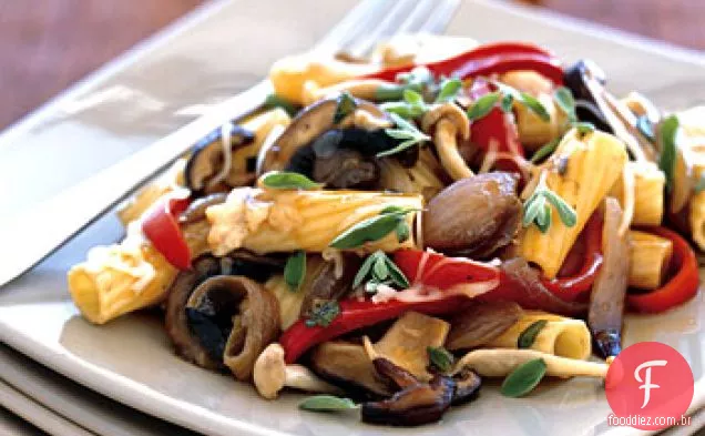 Rigatoni com pimentão vermelho, cogumelos selvagens e Fontina