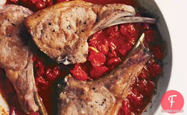 Costeletas de vitela com açafrão Orzo e molho de tomate
