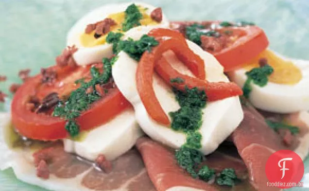 Salada Antipasto com molho de manjericão