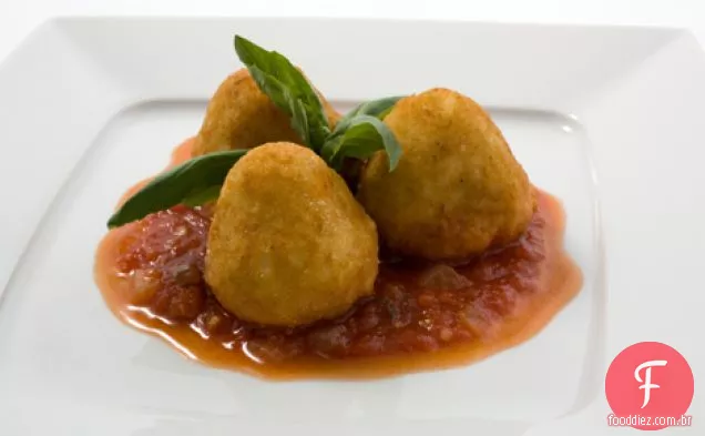 Croquetes de Risoto recheados com queijo com molho de tomate