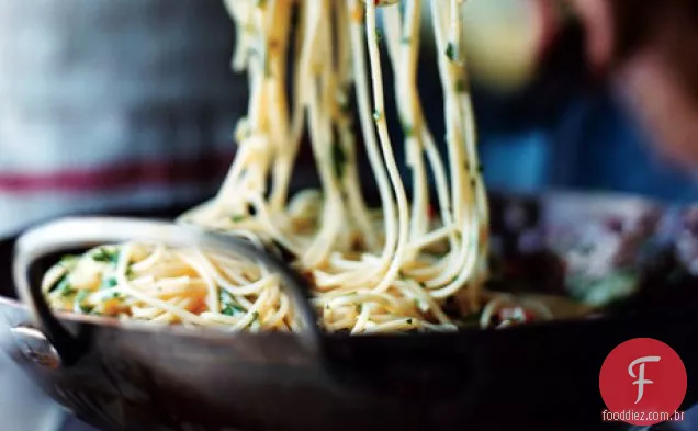 Spaghettini de caranguejo picante com limão preservado