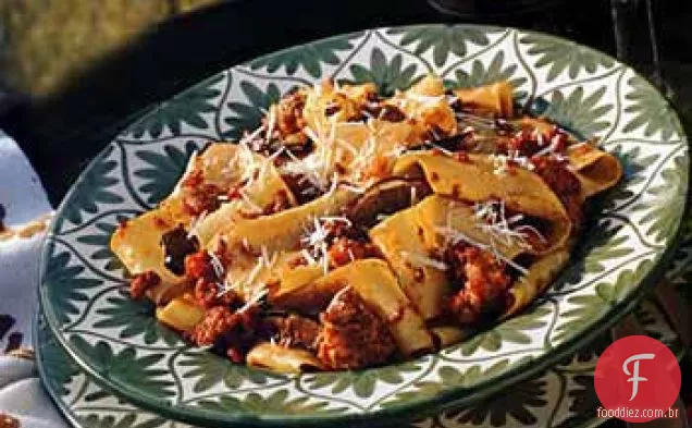 Massas com vitela, salsicha e Porcini Ragù