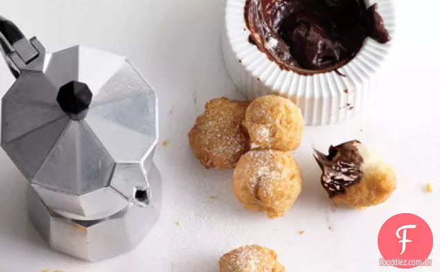 Zeppole com molho de Chocolate