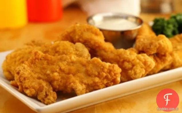 Licores de frango com crosta de sálvia com baixo teor de carboidratos e batatas fritas de couve