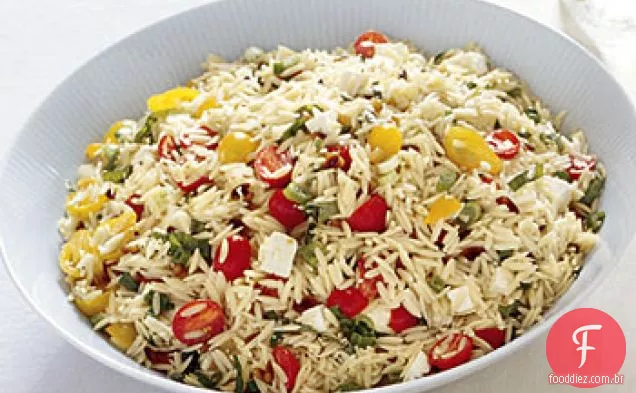 Orzo com tomate, queijo Feta e cebolinha