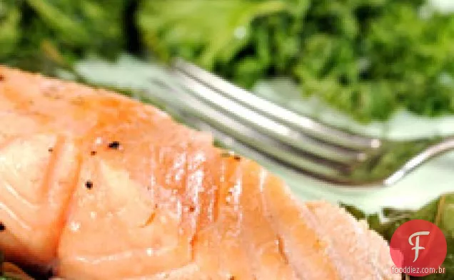 Salmão Embrulhado Em Folhas De Figueira