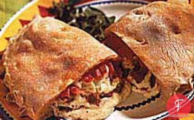 Calzones com queijo, salsicha e pimenta vermelha assada