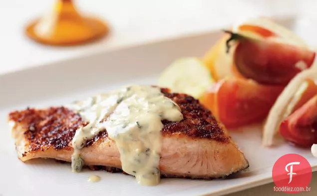 Peixe marinado com molho Salmoriglio