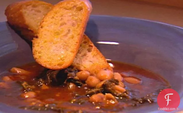 Sopa de feijão Cannellini com couve e alho-azeite Crostini