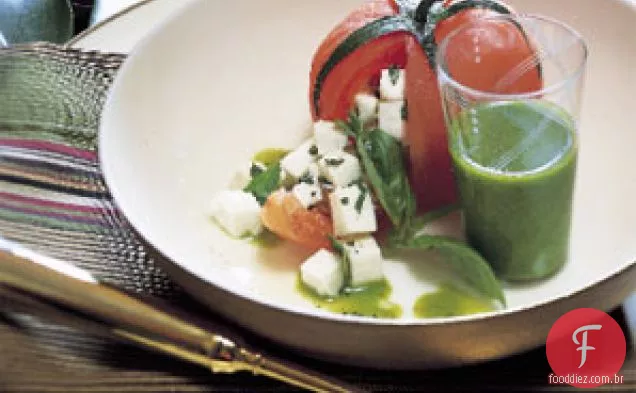 Tomates recheados com mussarela fresca e manjericão