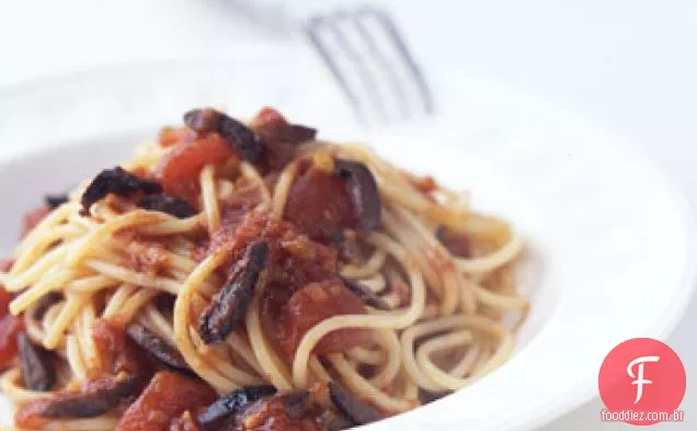 Espaguete Com Molho Picante de tomate e azeitona
