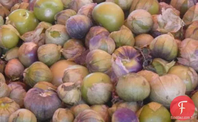 Peixe Cozido Em Folhas De Bananeira Com Tomatillos E Guajillo Chilis