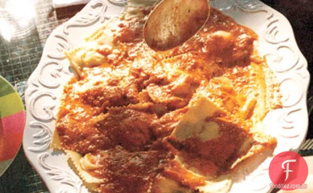 Ravioli de queijo com molho de tomate fresco
