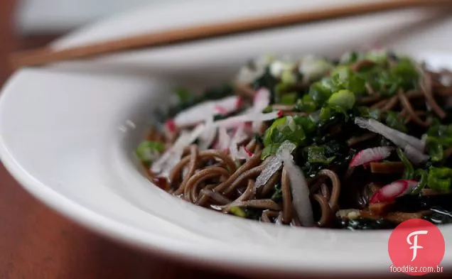 Macarrão Soba Com Couve, Rabanete E Cebolinha