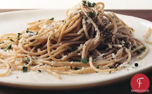 Macarrão de trigo integral com Pecorino e pimenta