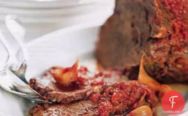 Carne assada no forno com molho de tomate e alho