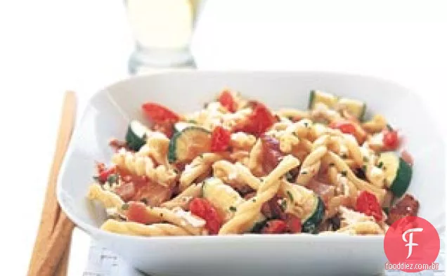 Gemelli com abobrinha, tomate e Bacon