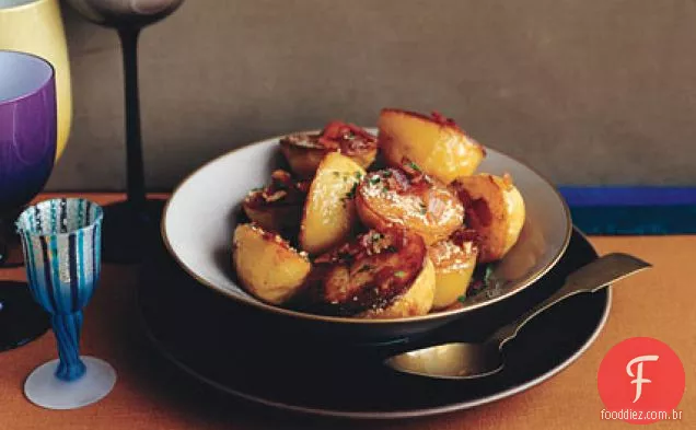 Batatas assadas com Bacon, queijo e salsa