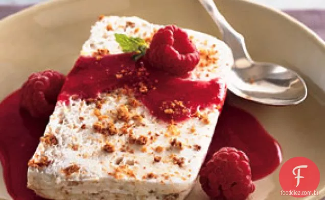 Limão e Amaretti Semifreddo com molho de framboesa