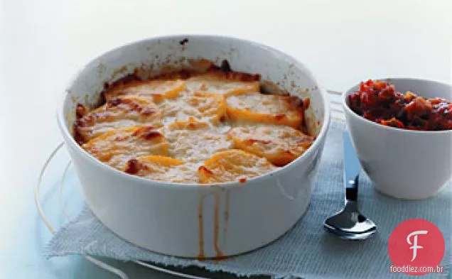 Torta de Polenta com queijo e molho de tomate