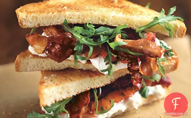Pancetta crocante, burrata e sanduíches de tomate