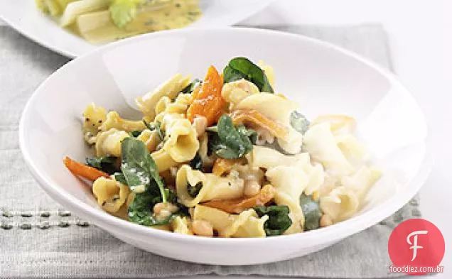 Macarrão de alho de três vias com feijão e pimentão