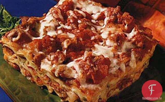 Lasanha de linguiça, queijo e manjericão