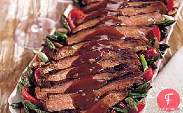 Bife de flanco de gengibre com vegetais vitrificados por saquê