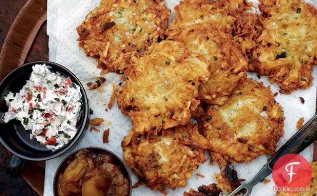 Latkes com muitos molhos