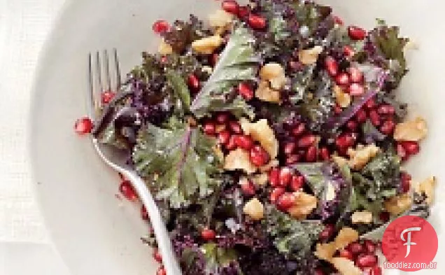 Salada De Couve Crua Com Romã E Nozes Torradas