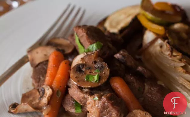 Vitela, cogumelos selvagens e vinho tinto