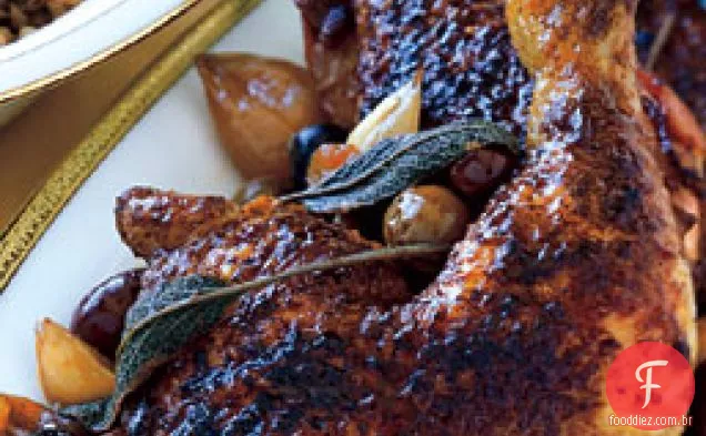 Frango com azeitonas, cebola caramelizada e sálvia