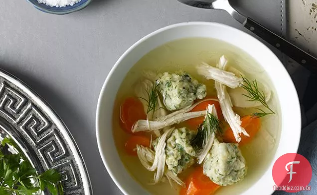 Sopa de galinha da primavera com bolas Matzoh