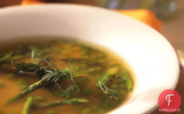 Sopa de galinha com aspargos, ervilhas e endro