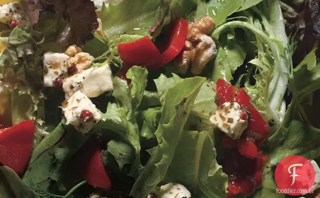 Salada de ervas com queijo Feta, pimentão vermelho assado e nozes torradas
