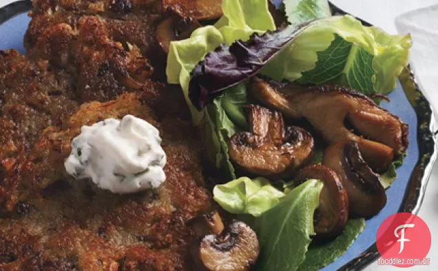 Latkes de cogumelos Porcini com salada de cogumelos e cebolinha 
