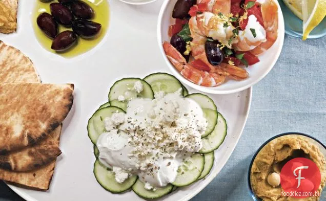 Prato Meze com Hummus, salada de camarão e salada de pepino