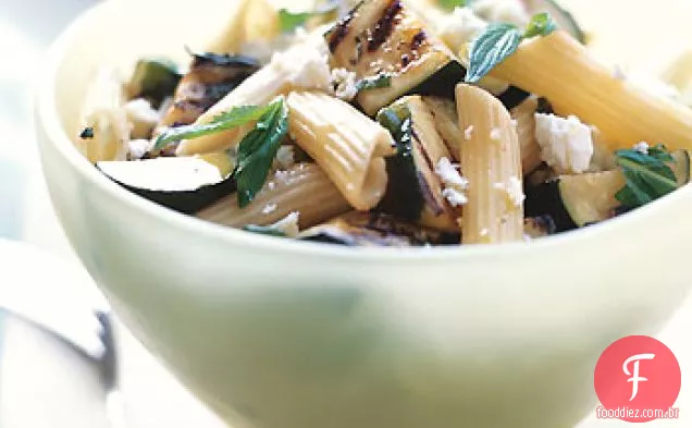 Penne com abobrinha grelhada, ricota Salata e hortelã